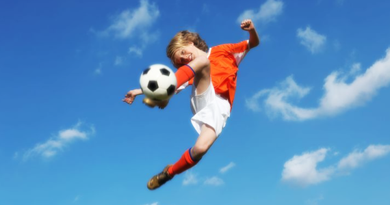 サッカーをする子供