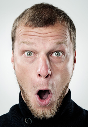 男性の顔アップ