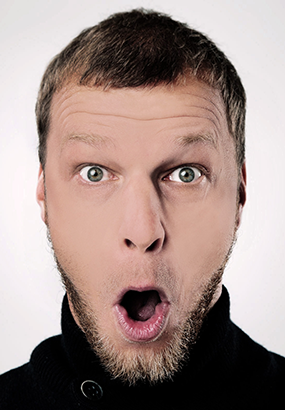 男性の顔アップ